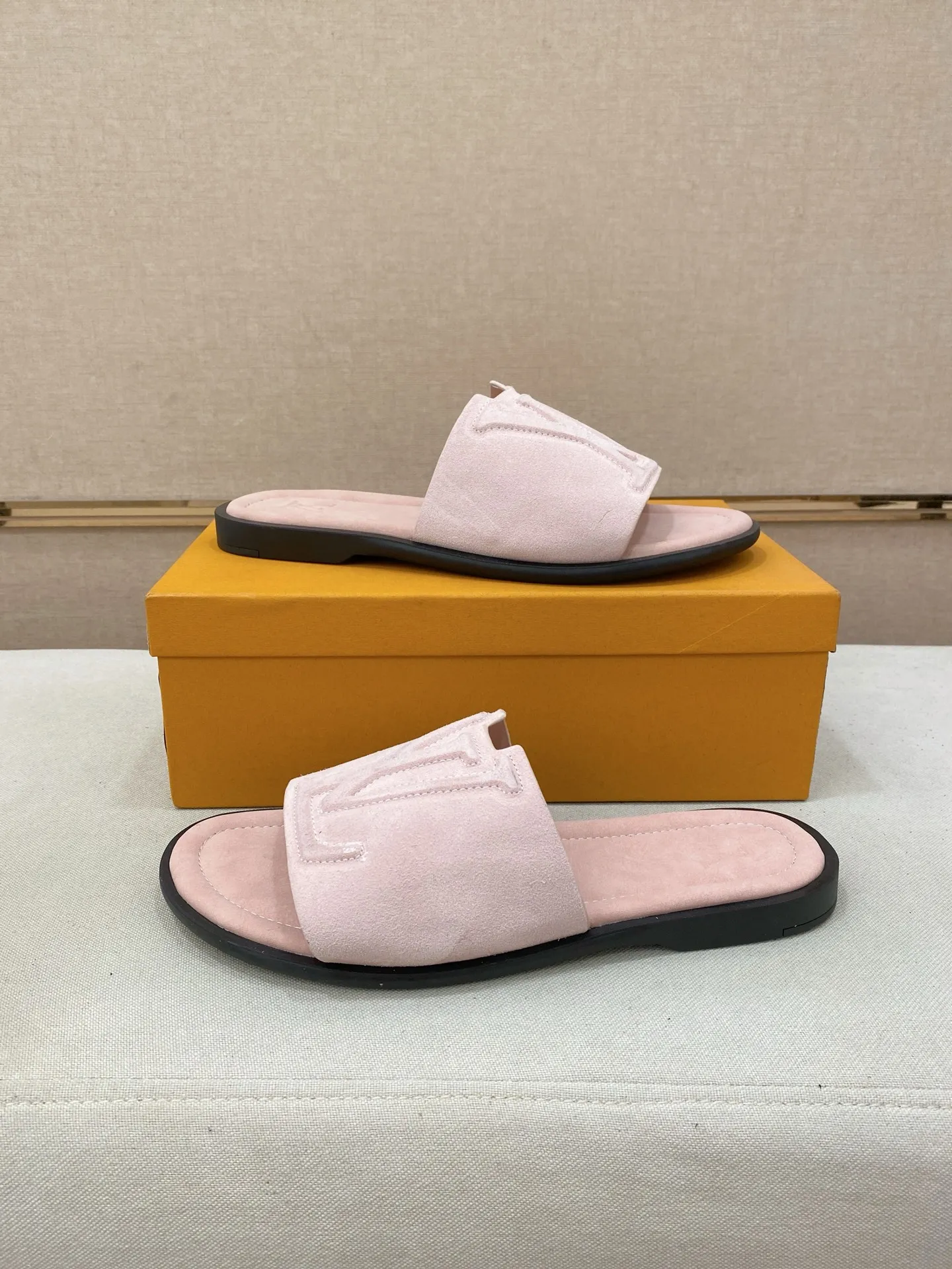 Men's shoes 💰: 340💰Made by LV🔍Top purchasing agents. Men's spring and summer slippers are available at the same counter. The uppers are imported cowhide from Italy, with logo graphics and high-quality craftsmanship. Soles: original soles specially provided by the original factory. Exclusive movable molded soles are super comfortable. Original goods follow orders. 🔍🔍High quality. You can enter and exit the counter at will. Welcome to compare. Size 38-44. Can be customized45